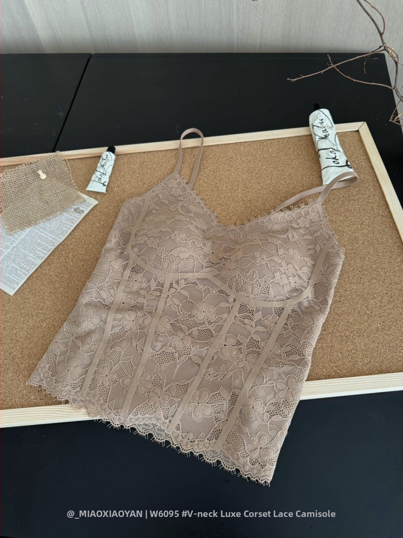 Moterų nėrinių camisole su V formos iškirpte, sling stilius, krūties pagalvėlė, nailono nėriniai, ultra plonas audinys 81–100 g/m²