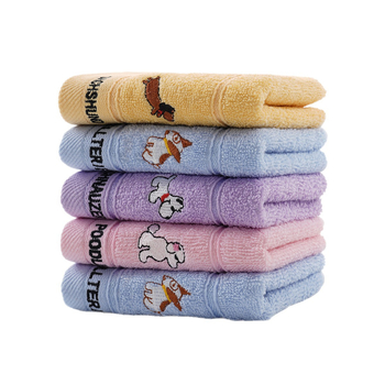 Dječji ručnik od pamuka, mekan i upijajući, s izvezenim crtanim štenetom, 16s konac