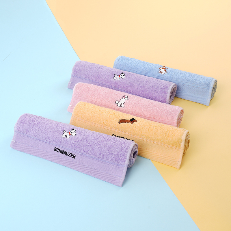 Dječji ručnik od pamuka, mekan i upijajući, s izvezenim crtanim štenetom, 16s konac