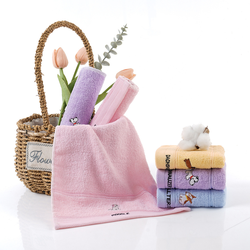 Dječji ručnik od pamuka, mekan i upijajući, s izvezenim crtanim štenetom, 16s konac