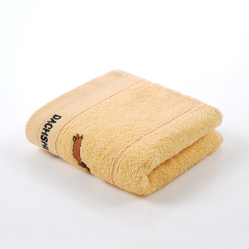 Dječji ručnik od pamuka, mekan i upijajući, s izvezenim crtanim štenetom, 16s konac