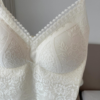 Nėrinių camisolis su įmontuotais krūties įdėklais, V-formos iškirptė, gražus nugaros dizainas, nailono/spandekso audinys, siauras kirpimas