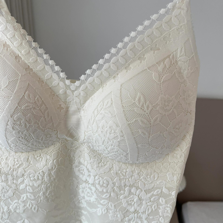 Nėrinių camisolis su įmontuotais krūties įdėklais, V-formos iškirptė, gražus nugaros dizainas, nailono/spandekso audinys, siauras kirpimas