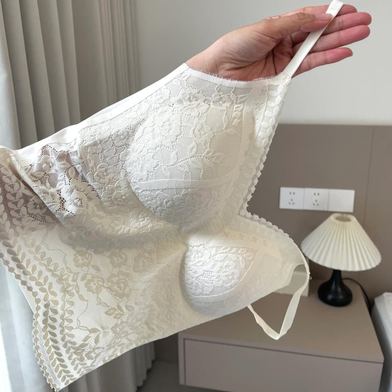 Nėrinių camisolis su įmontuotais krūties įdėklais, V-formos iškirptė, gražus nugaros dizainas, nailono/spandekso audinys, siauras kirpimas