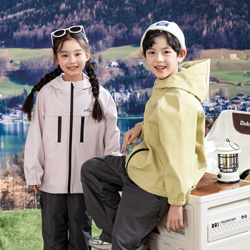 Bērnu ārējā jaka ar kapuci: ūdensizturība 5000 mm, pretvēja, 100% poliesters, oderes poliesters, vecuma grupa 7–12 gadi