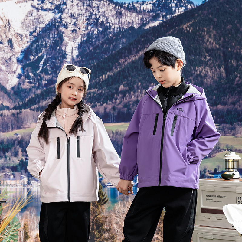 Bērnu ārējā jaka ar kapuci: ūdensizturība 5000 mm, pretvēja, 100% poliesters, oderes poliesters, vecuma grupa 7–12 gadi