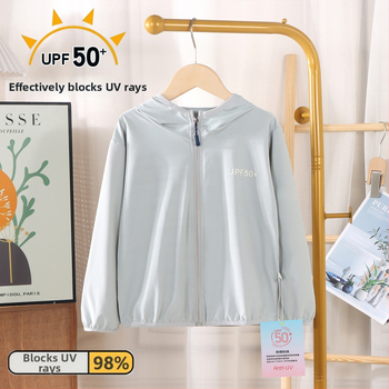 Bērnu UV aizsargājoša kapucēta vasaras jaka (Galvenais materiāls: poliesters 95%; Auduma sastāvs: ķīmisko šķiedru maisījums; Oderes: Nylon F; Svars: 200 g; Vecuma grupai: 7–12 gadi)