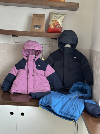 Dječja zimska jakna, unisex, za dob 3–8 godina, poliester vanjski materijal, podstava 100% poliester, zaštita od plamena, zatvaranje na zip, kratki kroj, dugi rukavi, kapuljača nije skidajuća