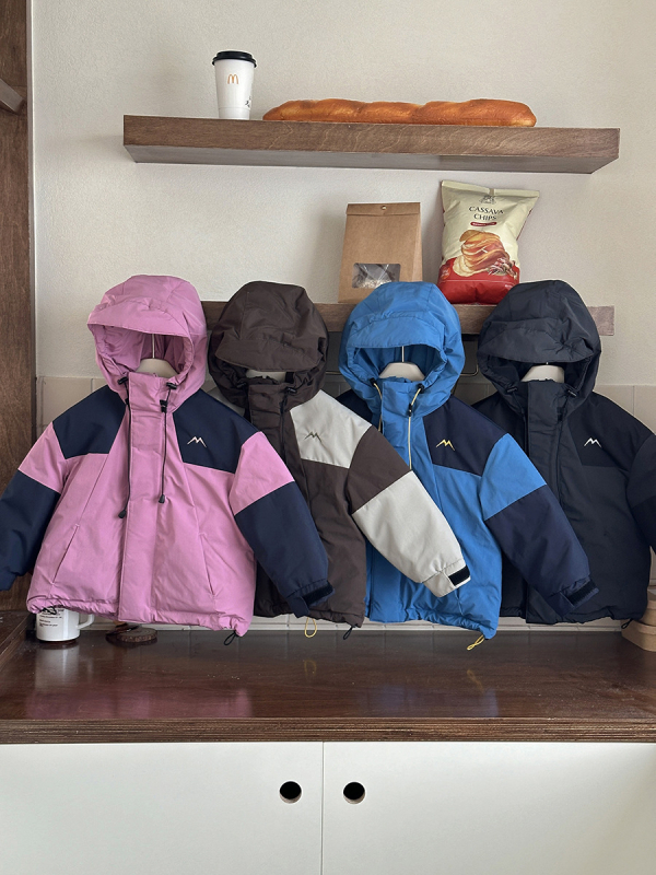 Dječja zimska jakna, unisex, za dob 3–8 godina, poliester vanjski materijal, podstava 100% poliester, zaštita od plamena, zatvaranje na zip, kratki kroj, dugi rukavi, kapuljača nije skidajuća