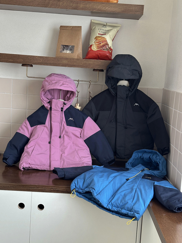 Dječja zimska jakna, unisex, za dob 3–8 godina, poliester vanjski materijal, podstava 100% poliester, zaštita od plamena, zatvaranje na zip, kratki kroj, dugi rukavi, kapuljača nije skidajuća