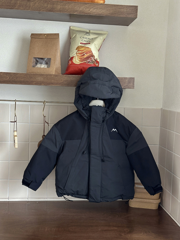 Dječja zimska jakna, unisex, za dob 3–8 godina, poliester vanjski materijal, podstava 100% poliester, zaštita od plamena, zatvaranje na zip, kratki kroj, dugi rukavi, kapuljača nije skidajuća