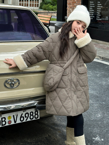 Dječji kaput s flis podstavom, srednja duljina, ovratnik s reverom, dugi rukavi, jednostruko zatvaranje, poliester tkanina