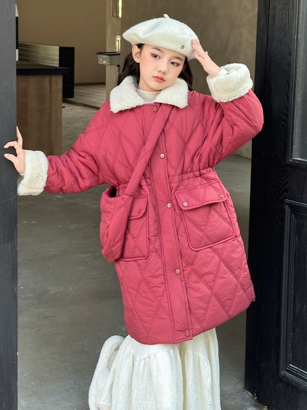 Dječji kaput s flis podstavom, srednja duljina, ovratnik s reverom, dugi rukavi, jednostruko zatvaranje, poliester tkanina