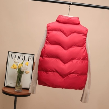 Kratka vesta od down-a s stojećim ovratnikom, punjena bijelim patka perjem, glavna tkanina: rayon, sekundarna tkanina: 30–50% druga tkanina, korejski stil opuštene linije, proljeće 2025