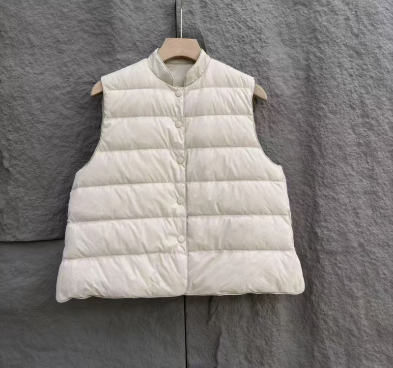 Lagani ženski down vest sa stojećim ovratnikom, kratka, jesen-zima 2025, bez rukava, bijelo patkino perje