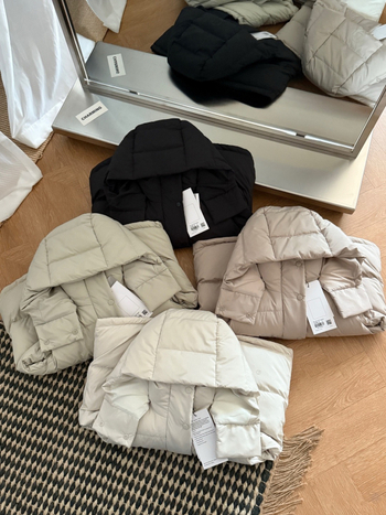 Ženski prsluk s puhastim punilom i kapuljom, vanjski materijal od najlona-spandeksa, punilo od bijelog patka, prednji zip, stojeći ovratnik, slobodan kroj