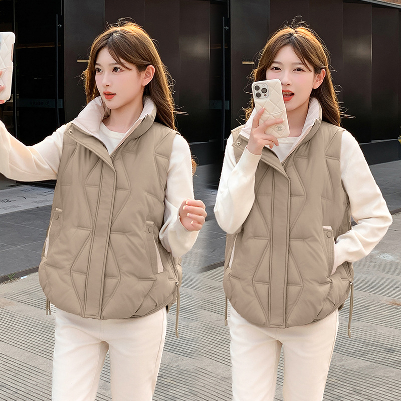 Ženski prsluk s punom od perja i pamuka, kapuljača, prednji zatvarač, vanjski poliester, duljina 50–65 cm