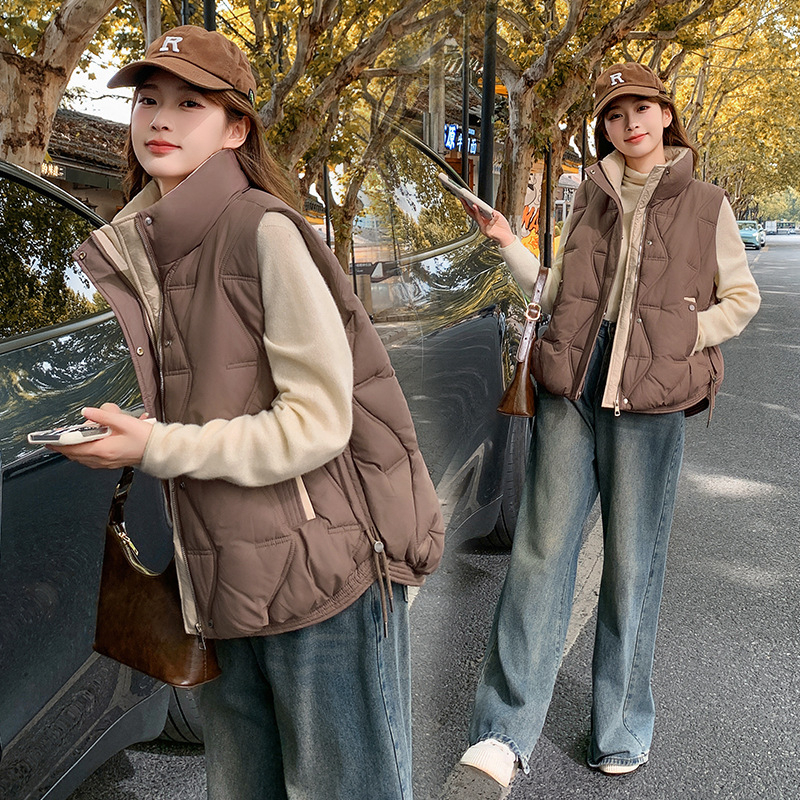 Ženski prsluk s punom od perja i pamuka, kapuljača, prednji zatvarač, vanjski poliester, duljina 50–65 cm