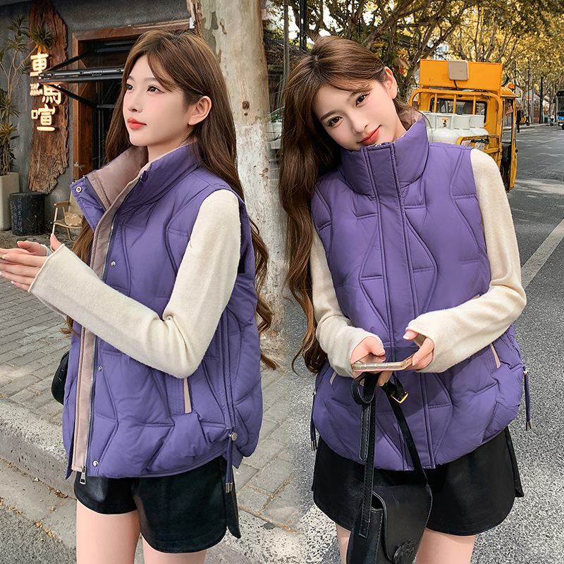 Ženski prsluk s punom od perja i pamuka, kapuljača, prednji zatvarač, vanjski poliester, duljina 50–65 cm