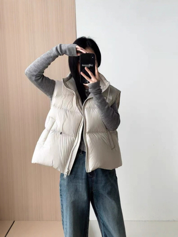 Ženska down vesta, slobodan kroj, stojeći ovratnik i zatvarač, perje bijele patke 86-90%, vanjski materijal od poliestera, zima 2025, casual korejsko-japanski stil