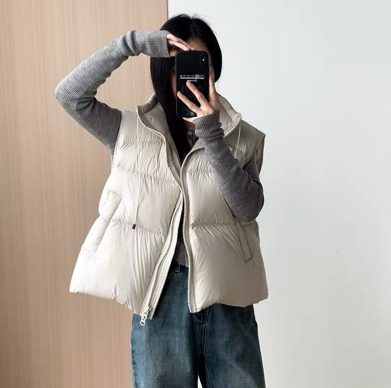 Ženska down vesta, slobodan kroj, stojeći ovratnik i zatvarač, perje bijele patke 86-90%, vanjski materijal od poliestera, zima 2025, casual korejsko-japanski stil