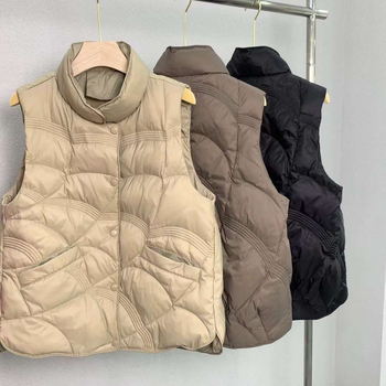 Puhasti prsluk, slobodan kroj, stojeći ovratnik, poliester tkanina, punilo: bijelo pačje perje, 66–70% perja