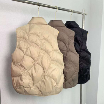 Puhasti prsluk, slobodan kroj, stojeći ovratnik, poliester tkanina, punilo: bijelo pačje perje, 66–70% perja