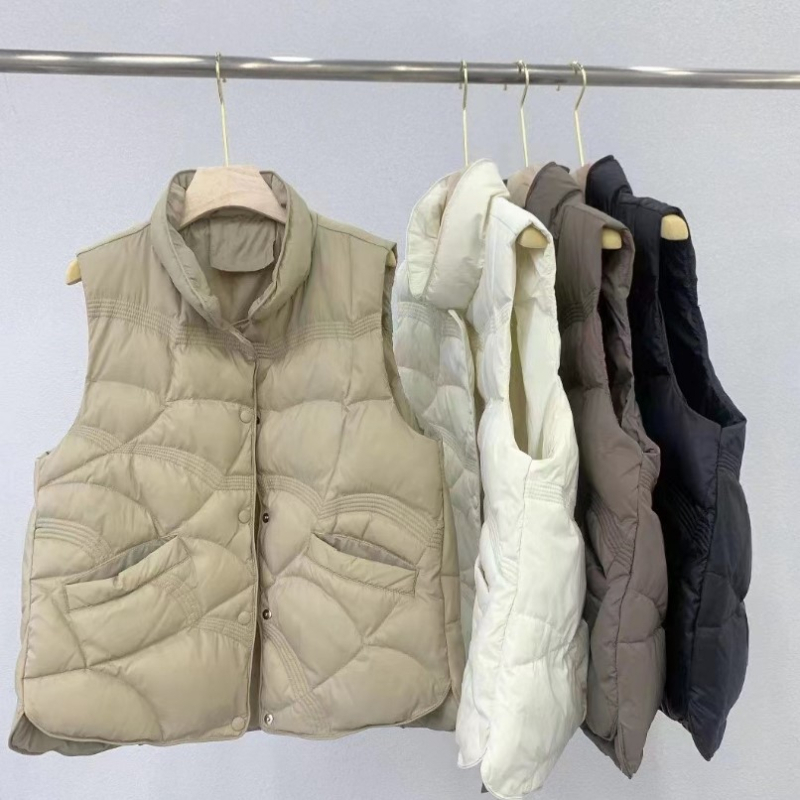 Puhasti prsluk, slobodan kroj, stojeći ovratnik, poliester tkanina, punilo: bijelo pačje perje, 66–70% perja