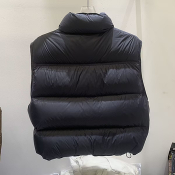 Ženski down prsluk, debeo najlonsko vanjski sloj, punilo od patjeg pera 51–55%, zatvarač sprijeda, stojeći ovratnik, kratka duljina (40–50 cm)