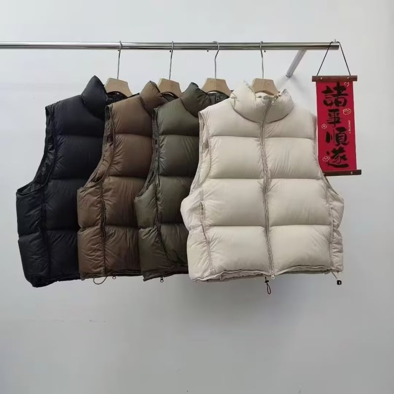 Ženski down prsluk, debeo najlonsko vanjski sloj, punilo od patjeg pera 51–55%, zatvarač sprijeda, stojeći ovratnik, kratka duljina (40–50 cm)