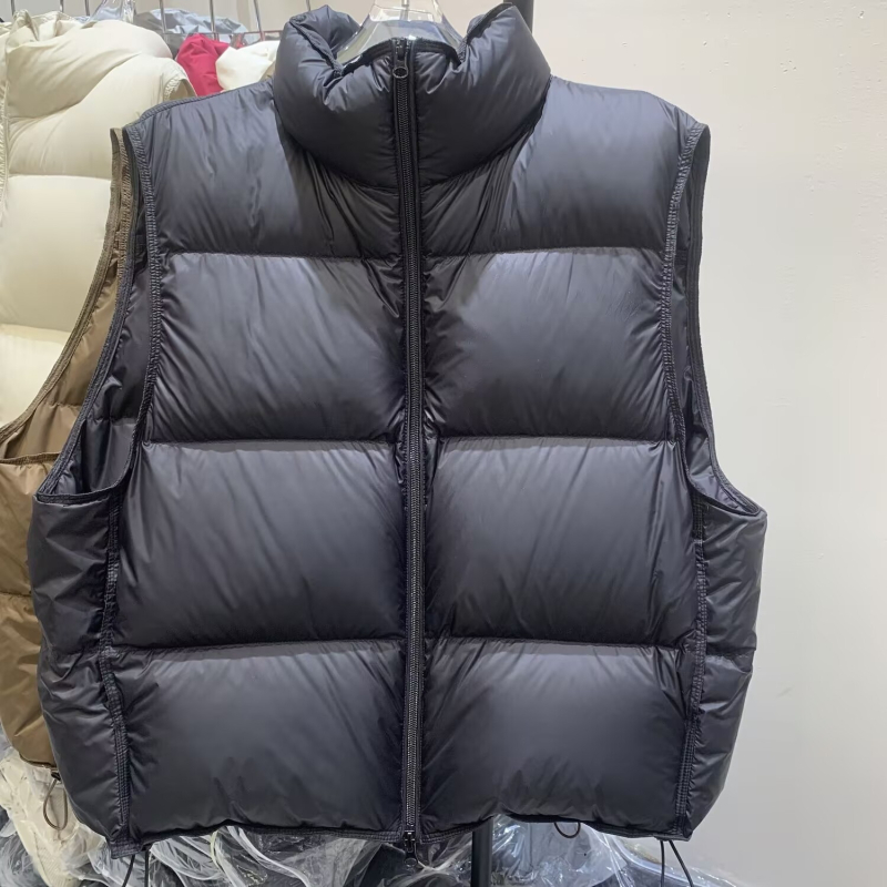 Ženski down prsluk, debeo najlonsko vanjski sloj, punilo od patjeg pera 51–55%, zatvarač sprijeda, stojeći ovratnik, kratka duljina (40–50 cm)