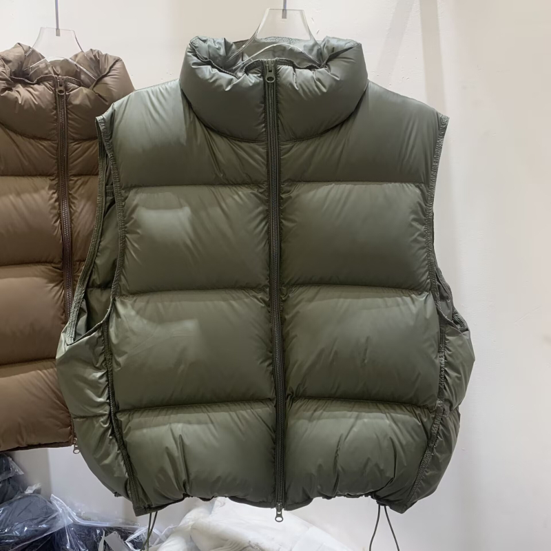 Ženski down prsluk, debeo najlonsko vanjski sloj, punilo od patjeg pera 51–55%, zatvarač sprijeda, stojeći ovratnik, kratka duljina (40–50 cm)