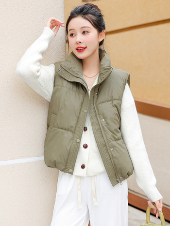 Ženska vesta s stojećim ovratnikom i zatvaračem, poliester tkanina, punilo poliester-bavlna, standardna duljina