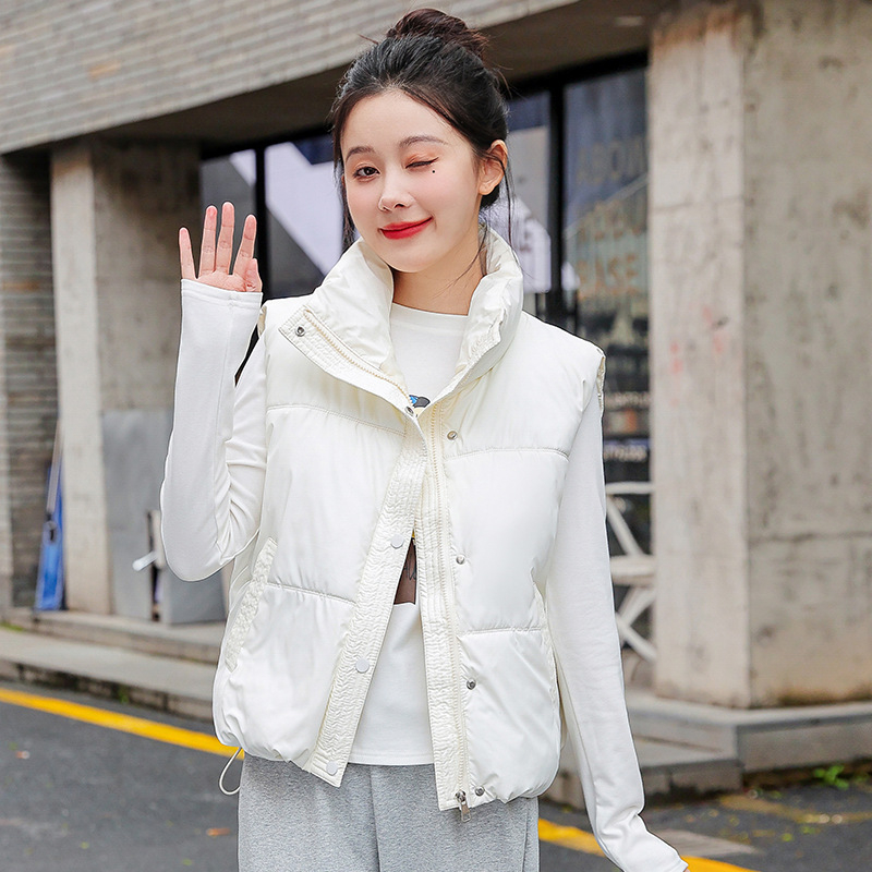 Ženska vesta s stojećim ovratnikom i zatvaračem, poliester tkanina, punilo poliester-bavlna, standardna duljina