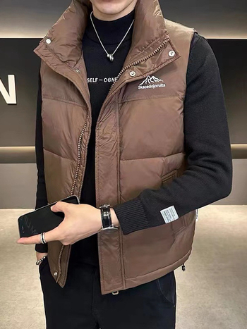 Vīriešu dūnu veste ar augstu apkakli, brīvā piegriezuma, dūnu saturs 66–70%, poliesteris audums