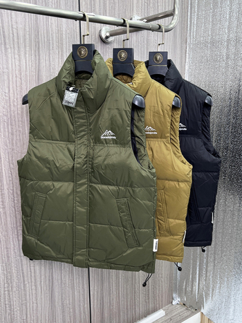 Vīriešu dūnu veste ar augstu apkakli, brīvā piegriezuma, dūnu saturs 66–70%, poliesteris audums