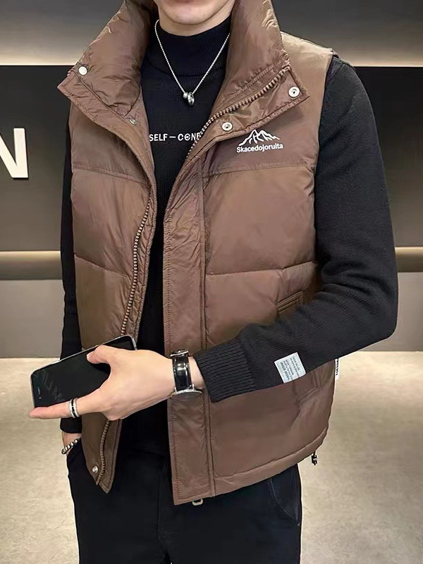 Vīriešu dūnu veste ar augstu apkakli, brīvā piegriezuma, dūnu saturs 66–70%, poliesteris audums