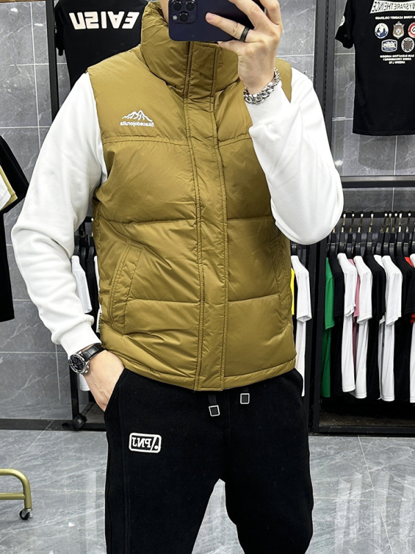 Vīriešu dūnu veste ar augstu apkakli, brīvā piegriezuma, dūnu saturs 66–70%, poliesteris audums