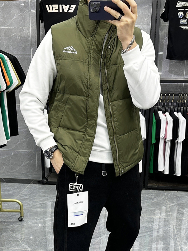 Vīriešu dūnu veste ar augstu apkakli, brīvā piegriezuma, dūnu saturs 66–70%, poliesteris audums