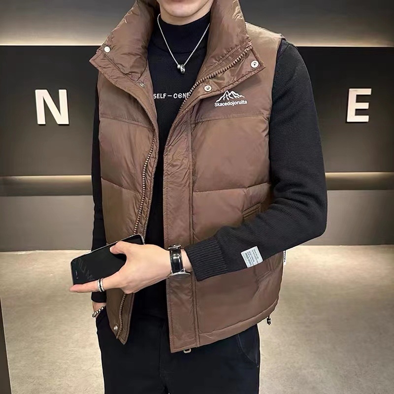 Vīriešu dūnu veste ar augstu apkakli, brīvā piegriezuma, dūnu saturs 66–70%, poliesteris audums