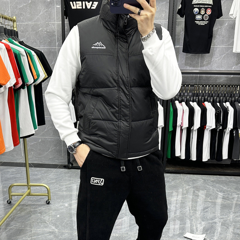 Vīriešu dūnu veste ar augstu apkakli, brīvā piegriezuma, dūnu saturs 66–70%, poliesteris audums