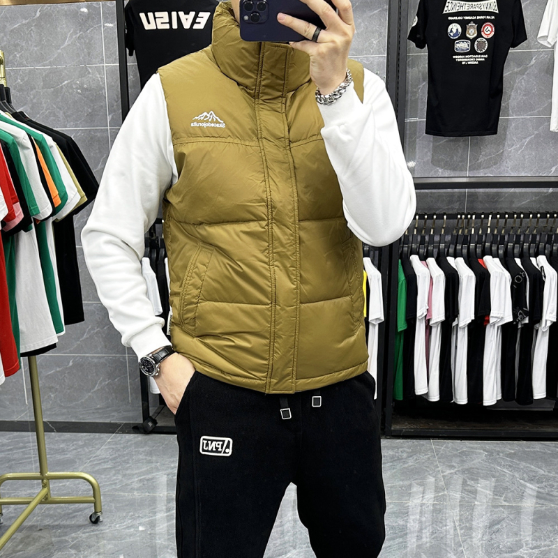 Vīriešu dūnu veste ar augstu apkakli, brīvā piegriezuma, dūnu saturs 66–70%, poliesteris audums