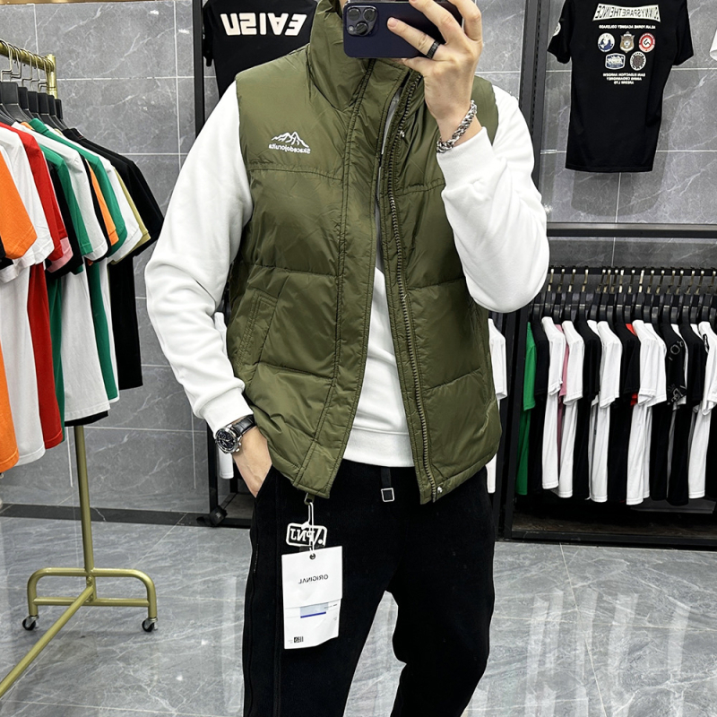 Vīriešu dūnu veste ar augstu apkakli, brīvā piegriezuma, dūnu saturs 66–70%, poliesteris audums