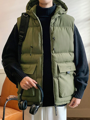 Vyrinė vėdinė liemenė su gobtuvu, poliesterio užpildas, laisvas siluetas, 3D kišenės