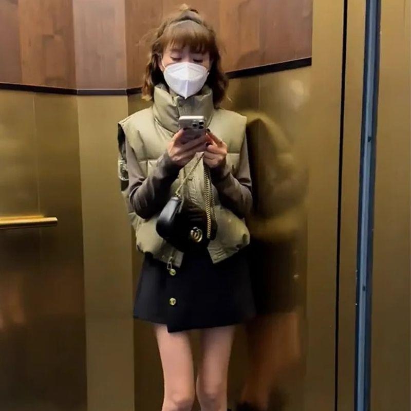 Ženski down prsluk, chenille tkanina, punilo bijeli kačji down (81–85%), glavni materijal Spandex, stojeći ovratnik