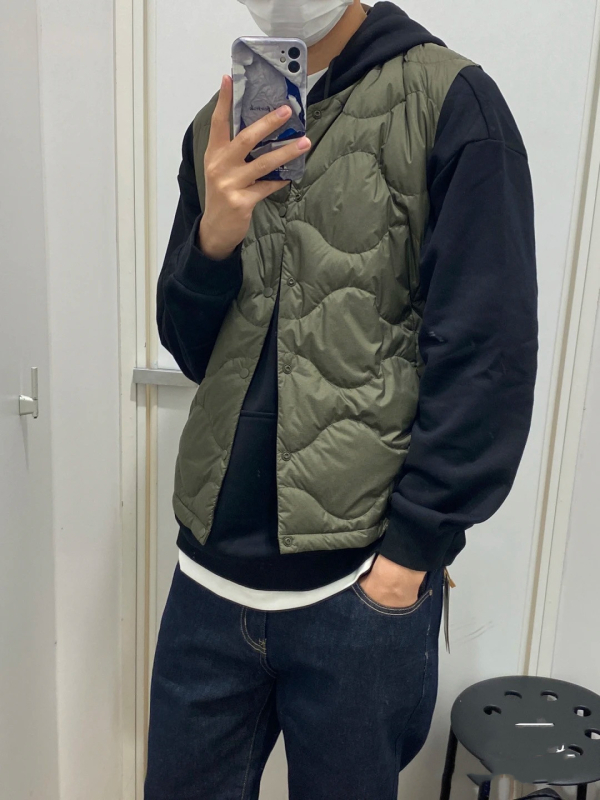 Vīriešu viegla ziemas rudens dūnu veste ar balta pīļu pūdu pildījumu, poliestera audums, plāns siluets, vienas rindas pogu aizdare