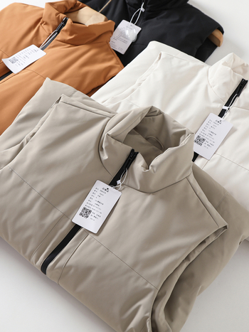 Corduroy jaka ar balta zosu spalvu pildījumu, ārējais audums no polipropilēna, kapuci, stāvošs apkakle, vienkrāsaina