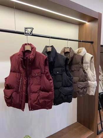 Ženski vesta s perjem, stojeći ovratnik i zatvarač – srednja debljina, normalna duljina (50–65 cm), nije uklonjiva, vanjska tkanina najlon, punilo: pačja perja, ležerni stil