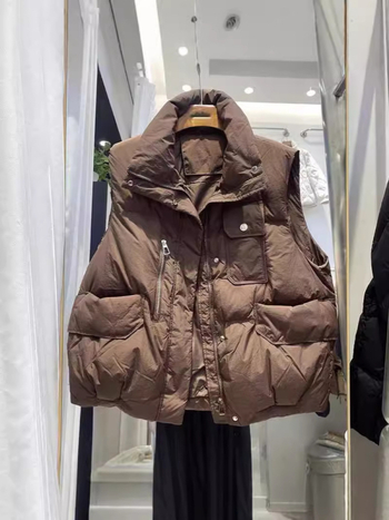 Ženski vesta s perjem, stojeći ovratnik i zatvarač – srednja debljina, normalna duljina (50–65 cm), nije uklonjiva, vanjska tkanina najlon, punilo: pačja perja, ležerni stil