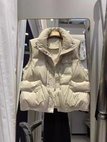 Ženski vesta s perjem, stojeći ovratnik i zatvarač – srednja debljina, normalna duljina (50–65 cm), nije uklonjiva, vanjska tkanina najlon, punilo: pačja perja, ležerni stil
